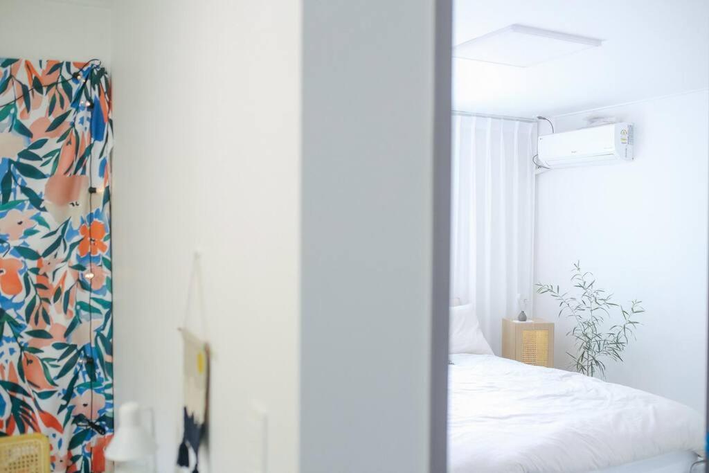 Apartment Brick House / Hongik Station 10min