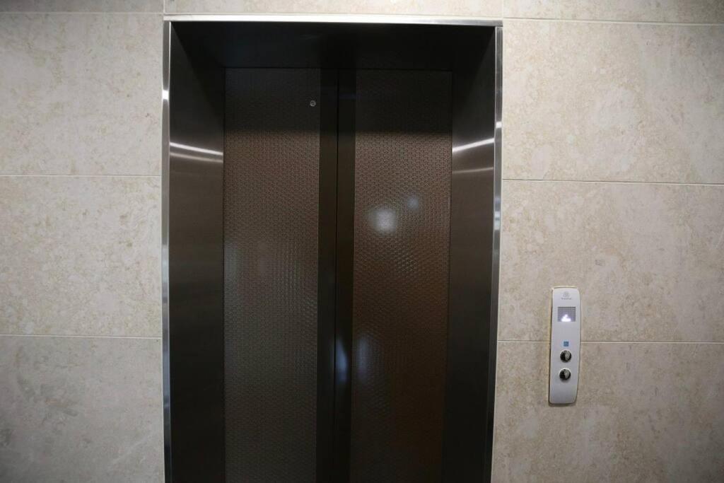 Brick House / Hongik Station 10min Apartment